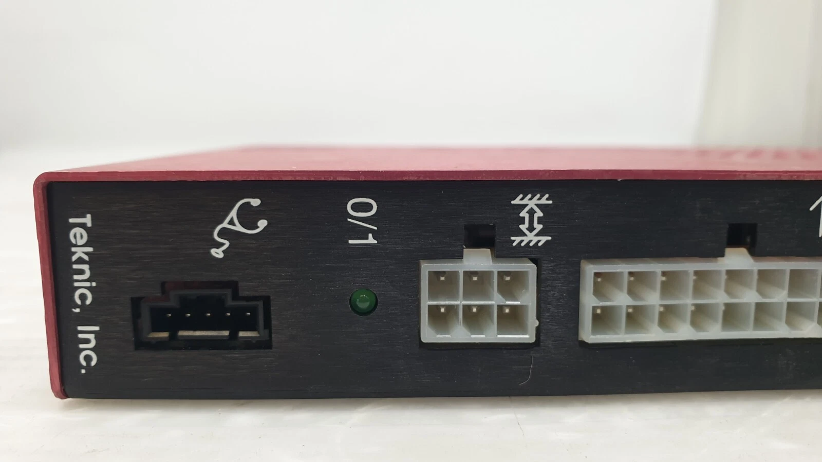 Left end of the SST-1500 front panel with Teknic, Inc. legend and connectors