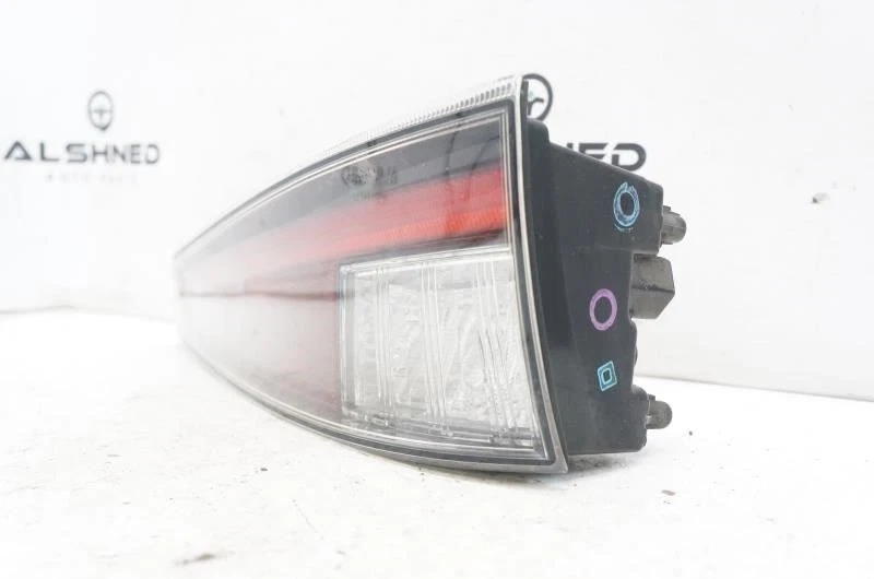 Luz trasera inferior trasera derecha Toyota Prius 2016-2019 81581-47020 OEM Foto 3 de 4