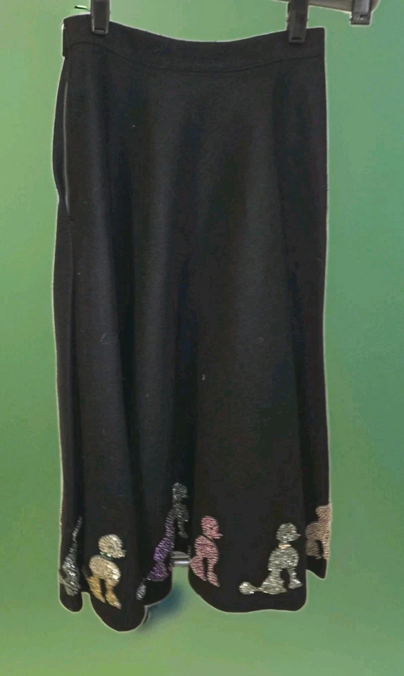 Falda circular de fieltro negro hecha a mano años 50 con caniches de lentejuelas con cuentas, 23" W, 30" L Foto 3 de 4