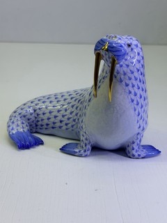 AUCTION HEREND Large 7” Walrus Blue Fishnet Figurine 15682 0 00 SVHB NO RESERVE