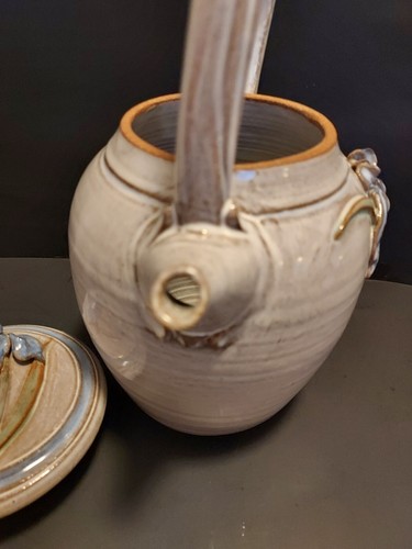 Tetera Studio Pottery Iris Firmada Priscilla 3D Flor Primavera Casa Decoración - Imagen 6 de 13