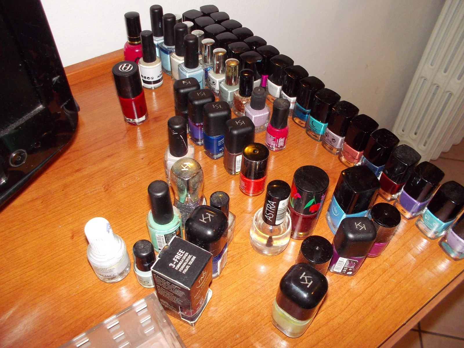 NAIL POLISHES