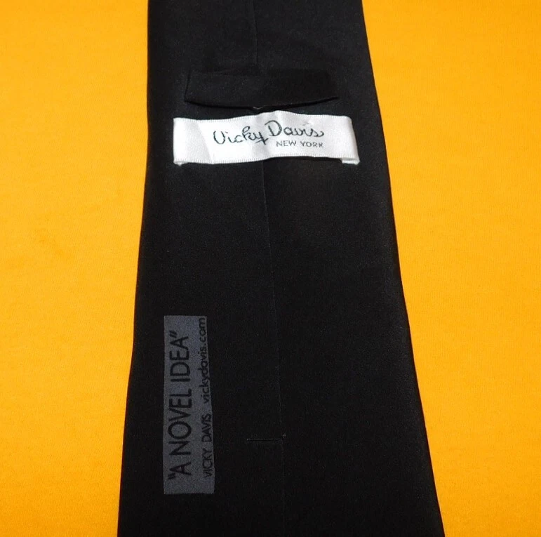 VICKY DAVIS "UNA IDEA NOVEDOSA" CORBATA MOTIVO LIBROS NEGRO/BLANCO/ROJO - CORBATAS DE DISEÑADOR. Foto 3 de 3