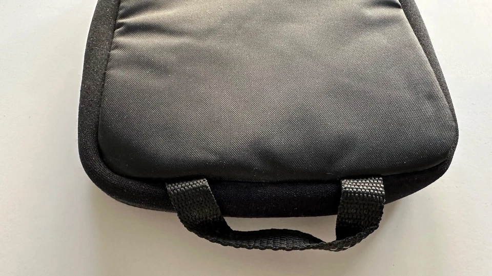 Estuche con cremallera CASE LOGIC para accesorios de computadora con compartimentos de malla - 8" x 6" Foto 4 de 4