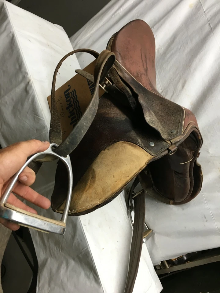 VINTAGE English LEATHER RIDING SADDLE WITH Metal STIRRUPS - Image 4 of 4