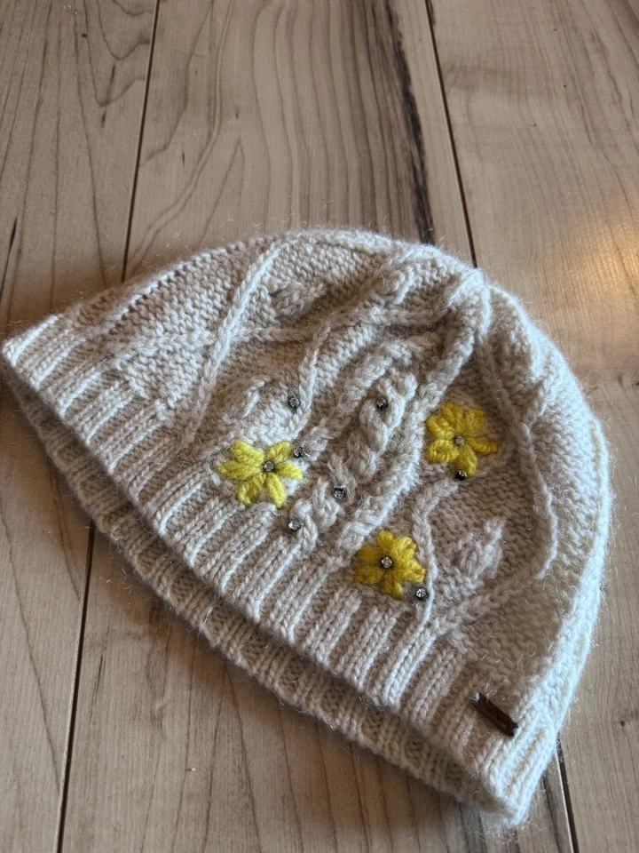 Gorro de malha Free People marfim e flor amarela strass - Imagem 2 de 3