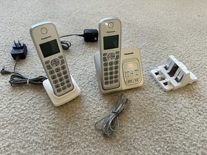 Set of 2 Panasonic KX-TGDA50W Cordless Handsets answering machine & charger