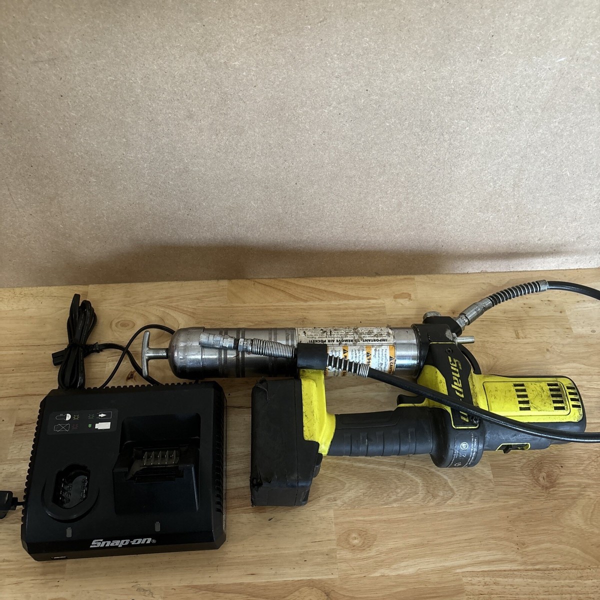 Snap-on Cordless 18v Grease Gun CGG8850 so Snap on 2 Speed 7500