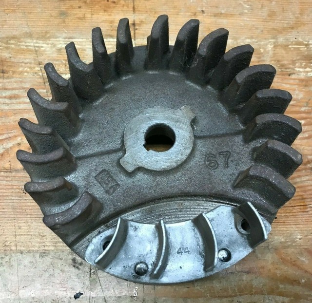 Briggs & Stratton Cast Iron Engine Flywheel N5A 67 large fins
