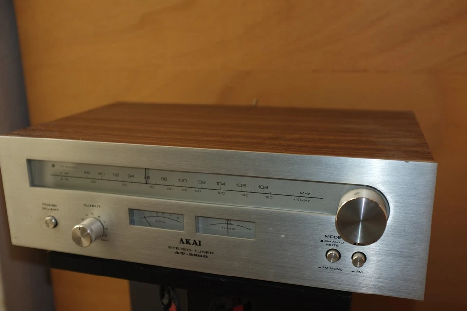 AKAI AT-2200 UKW Stereo Tuner, guter geprüfter Zustand AM FM mit Pegelregler - Bild 4 von 4