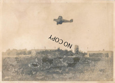Foto Flugzeug Eindecker im Flug &uuml;ber Flugplatz Geb&auml;ude Aviatik 30er Jahre x187