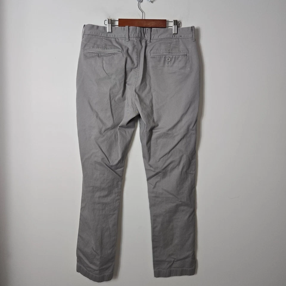 J. Pantalones chinos Crew para hombre talla 32x32 pierna recta rotos gris caqui Foto 3 de 4