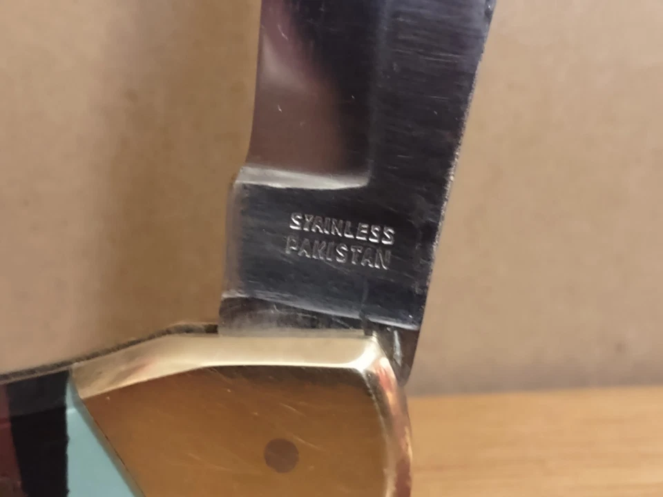 Cuchillo Lockblade vintage/sin usar, mango de camuflaje y latón con funda de cuero negro NUEVO Foto 3 de 4