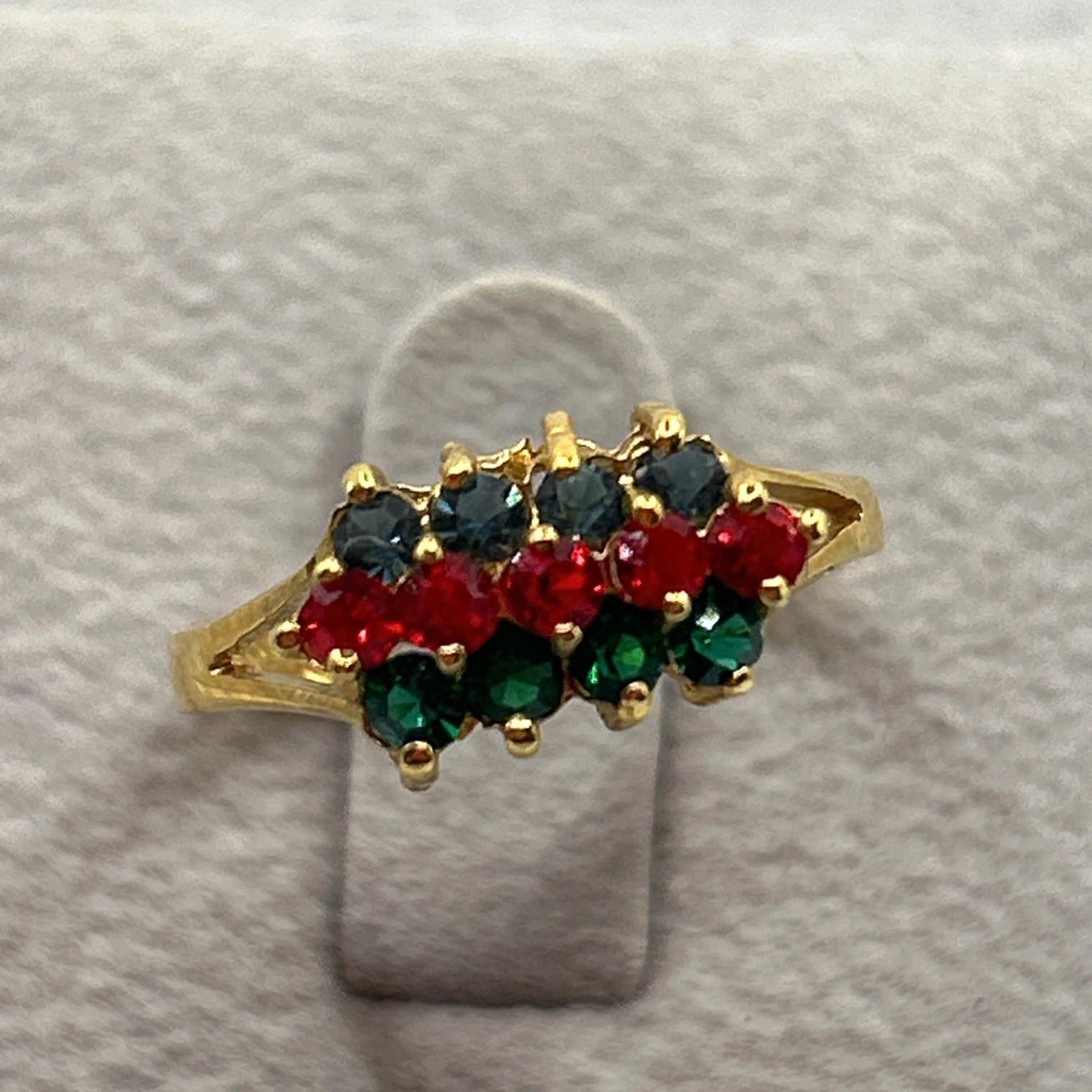 Bague vintage fantaisie Doré Avec Strass Vert, Rouge Et Bleu . Taille 52