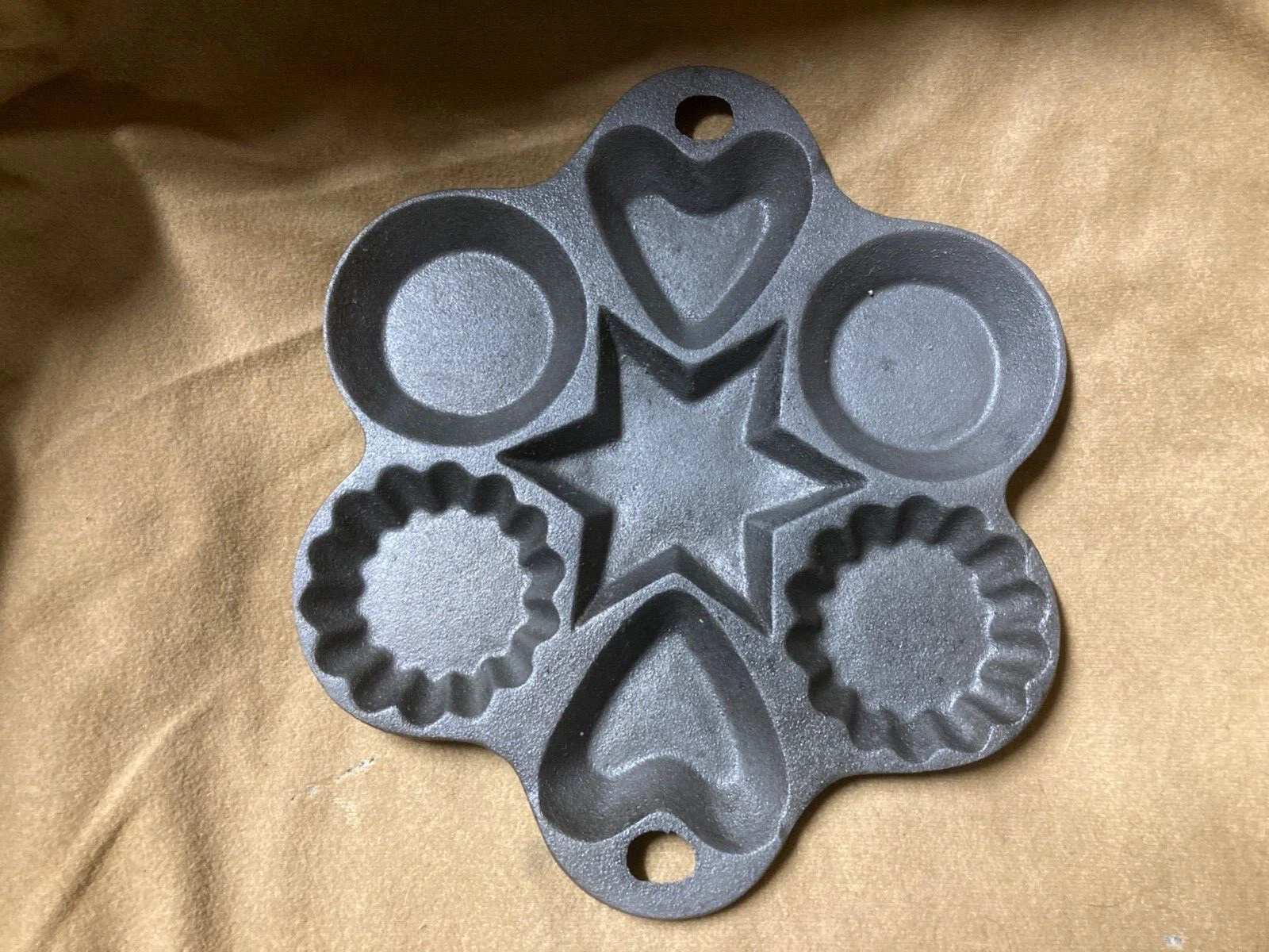 Vintage Historic Charleston Reproductions NEW Four Seasons Cast Iron Muffin Pan