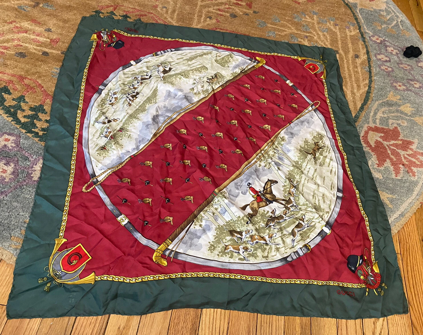 Foulard carré vintage Gucci soie sergé bords roulés à la main scène de chasse chiens cheval 