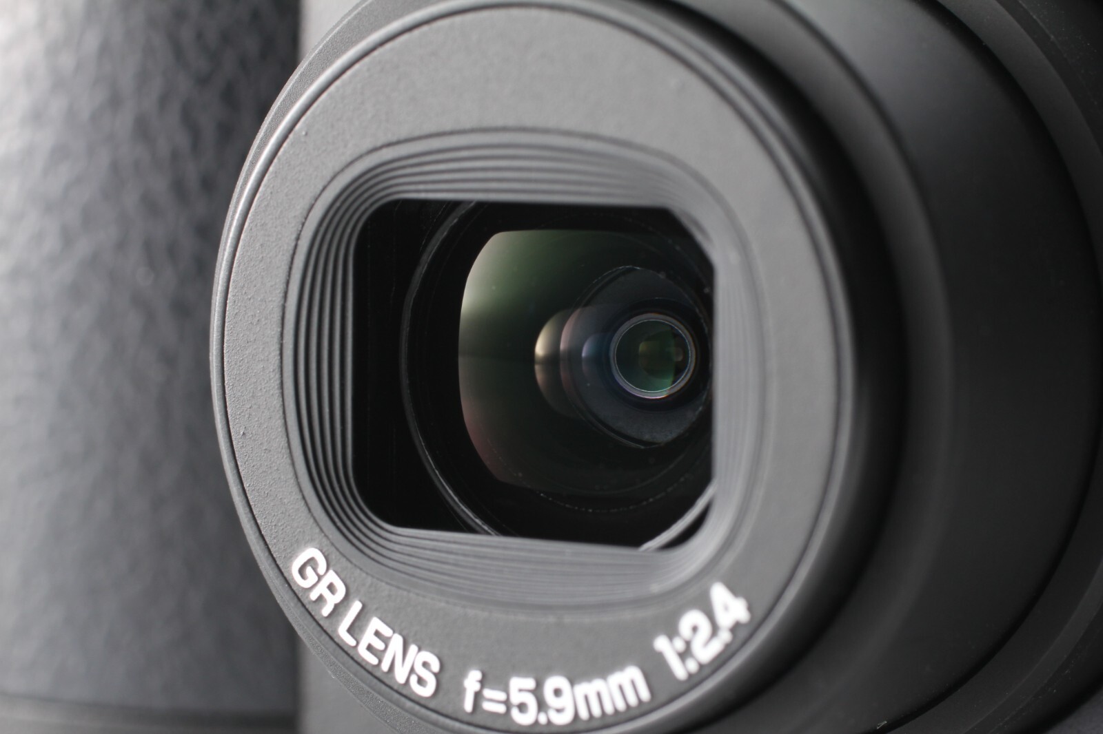 [Mint in Box, Adapter & Hood ] Ricoh GR Digital II 10.1MP Black Camera