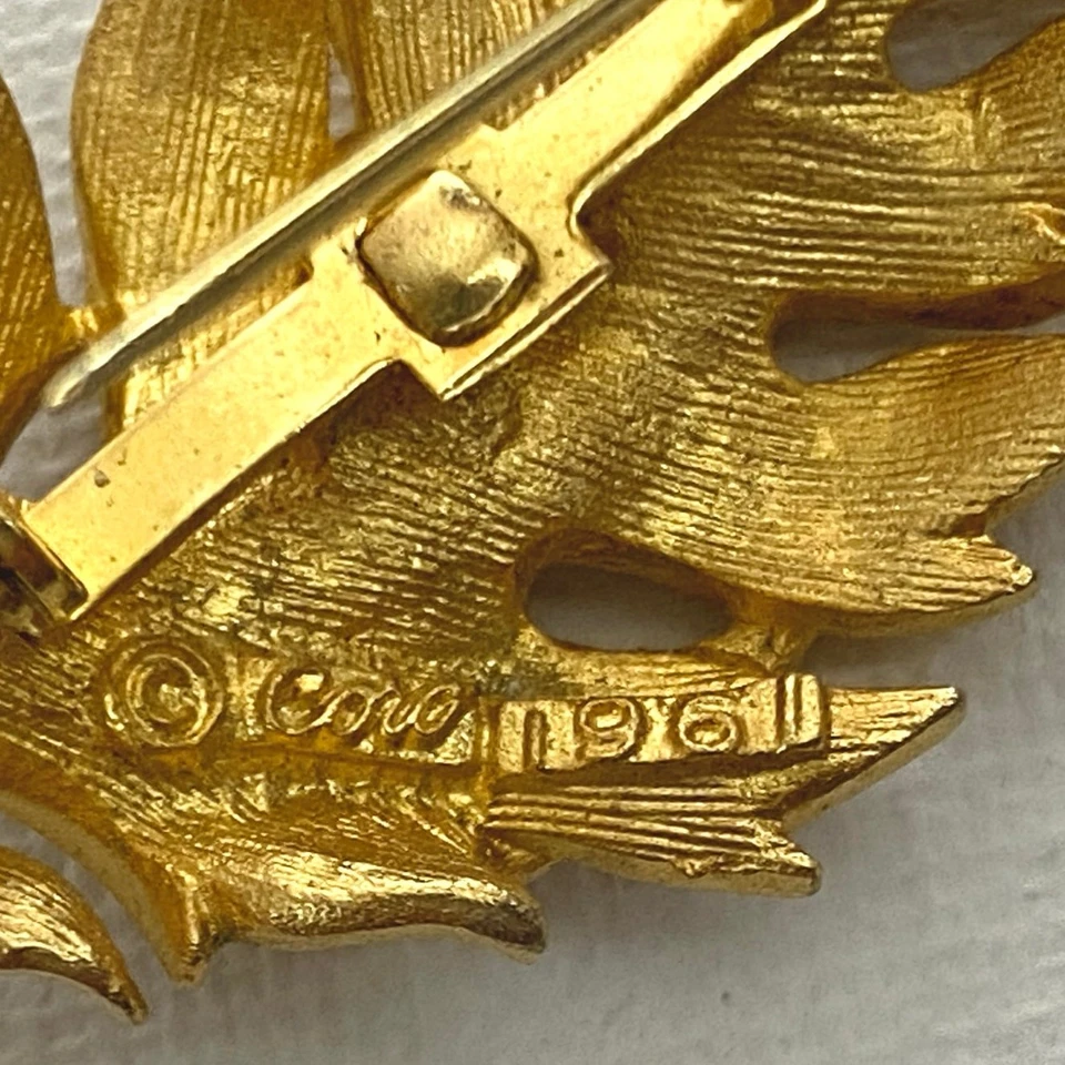 Broche prendedor vintage dorado CORO HOJA PLUMA FIRMADO 1961 mediados de siglo moderno MCM Foto 3 de 4