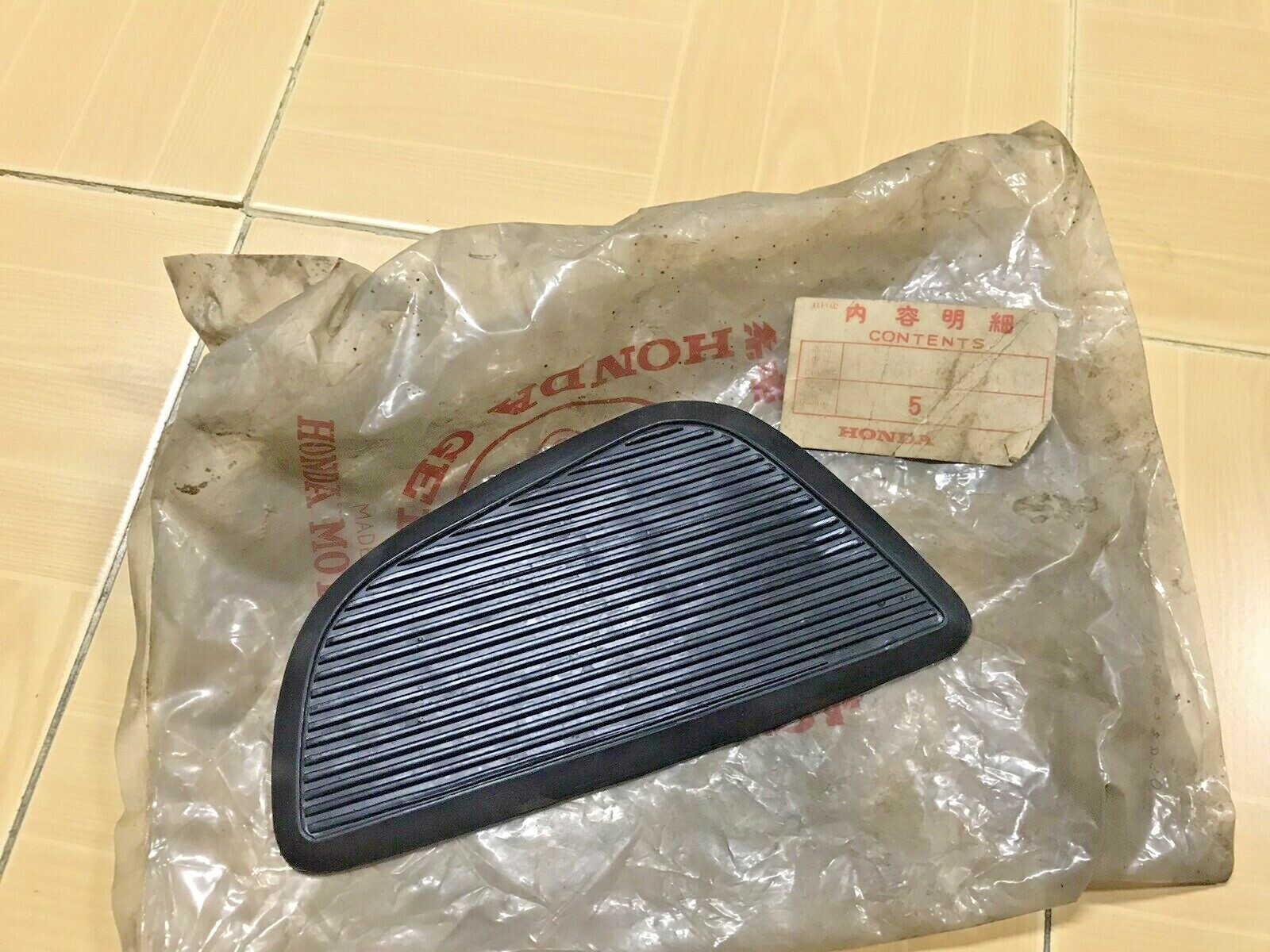 Honda CB250 CB250K0 CB350 CB350K0/K2/K3 RH Rubber Tank Knee Grip NOS Genuine
