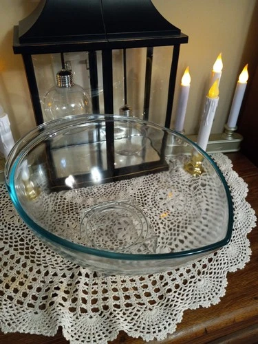 Pyrex Tear Drop Mixing Bowl***#2250 Capacity=5Quarts**nice