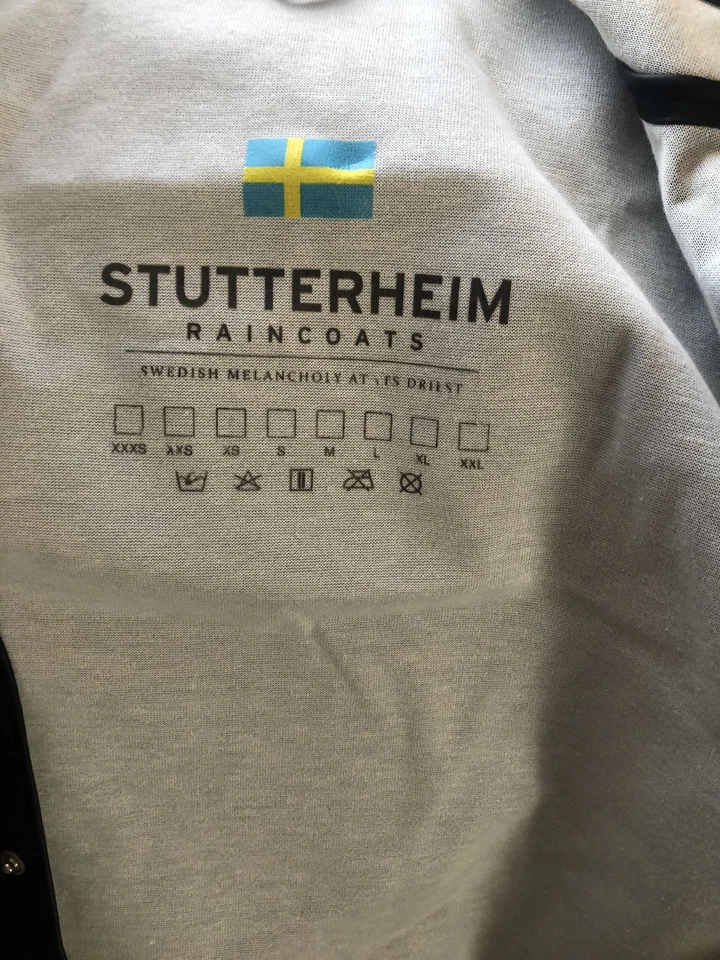 Impermeable negro para mujer Stutterheim talla L Foto 2 de 4