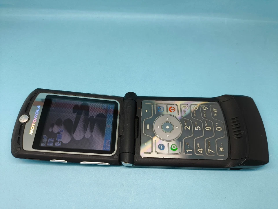 Motorola RAZR V3 Black (Unlocked) Mobile Flip Phone Good Condition - Image 2 of 4
