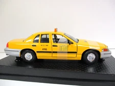 CLASSIC METAL WORKS - NYC TAXI CAB - FORD CROWN VICTORIA - 1/24 DIECAST