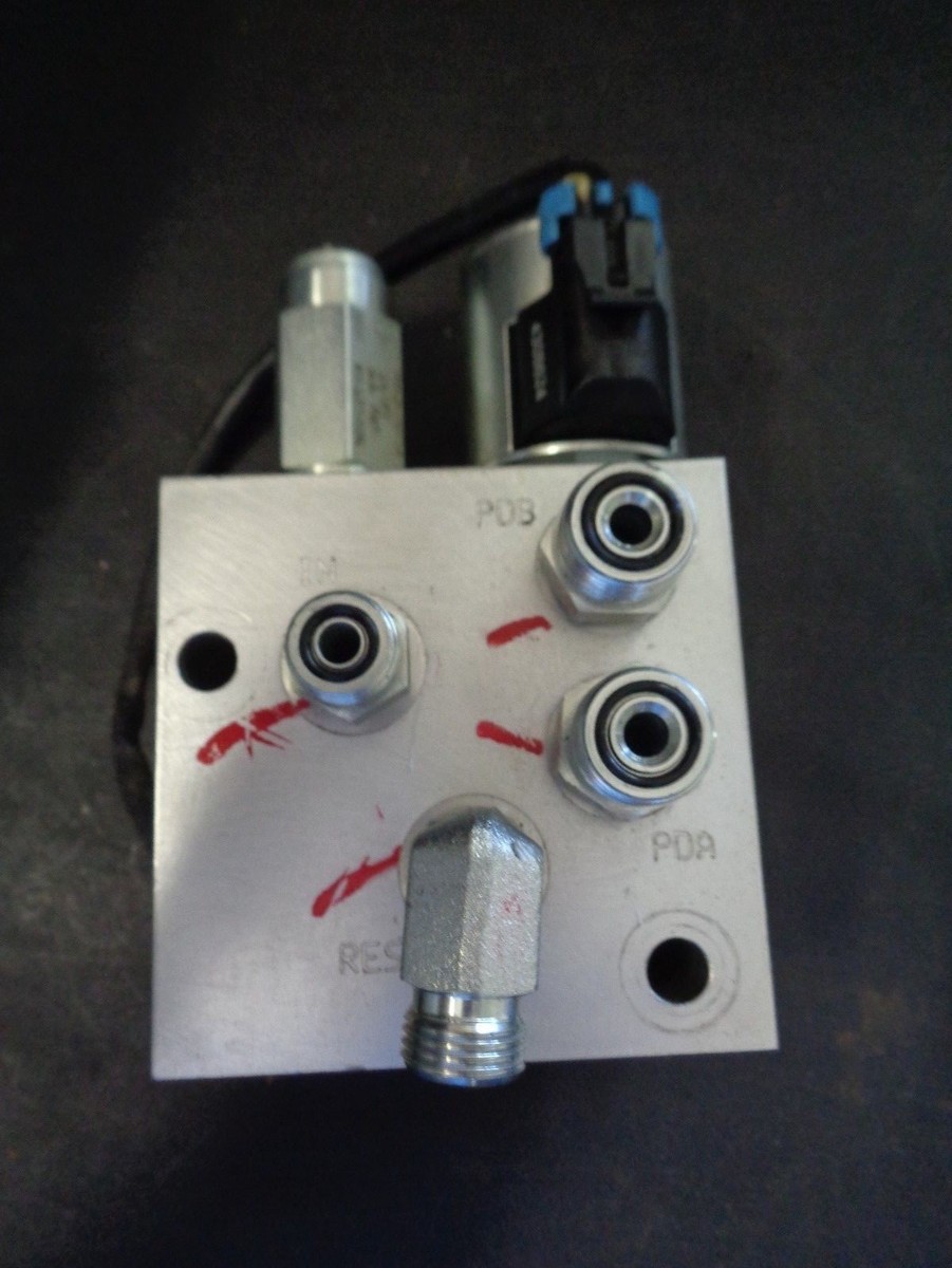JOHN DEERE 624 JR, KR LOADER VALVE AT343704 SOLENOID VALVE BODY | eBay