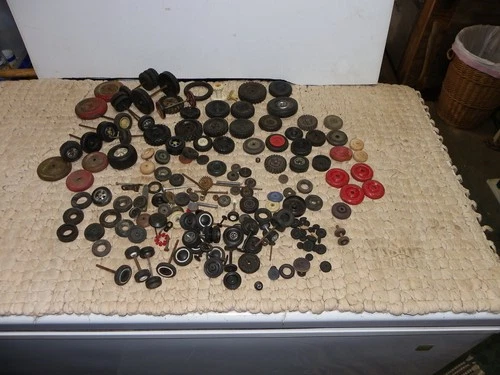 huge assortment of smaller size wheels hubly dinky marx structo   SEE PICS (sw)