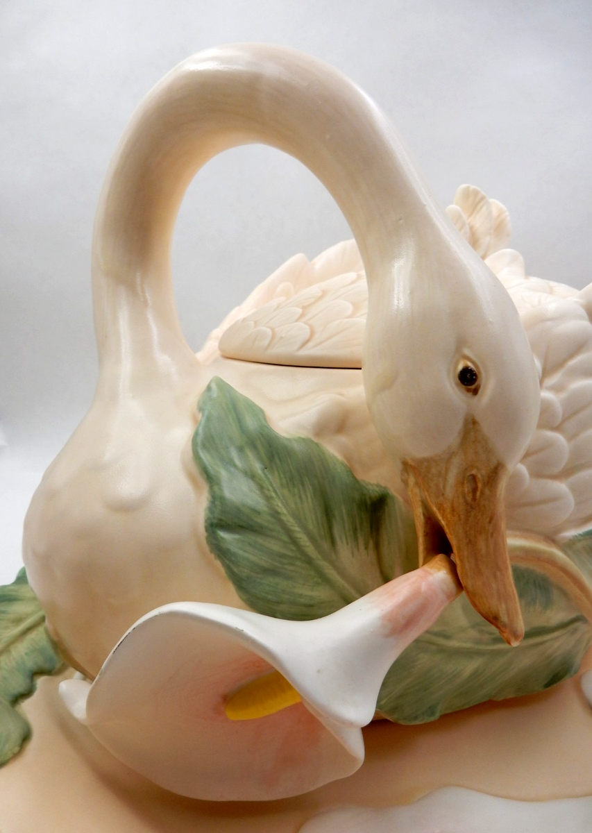 VINTAGE FITZ & FLOYD SWAN WITH CALLA LILY SOUP TUREEN, LADLE