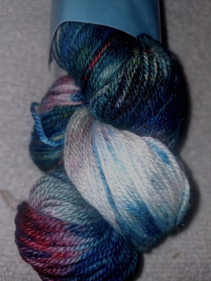 "Release" es un hilo de peso de calcetín con 437 yardas es mezcla de lana merino y nailon Foto 2 de 4