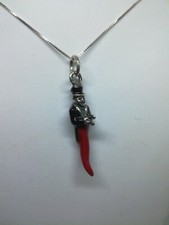 CIONDOLO ARGENTO GOBBO CORNO FERRO CAVALLO SCARAMANTICO SMALTATO MASSICCIO