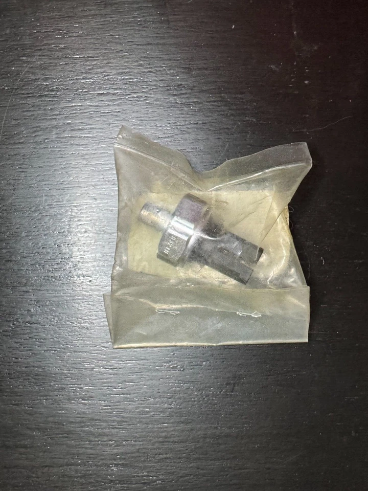 UNIDAD DE ENVÍO DE PRESIÓN DE ACEITE NISSAN OEM 25240-8996E Foto 2 de 2