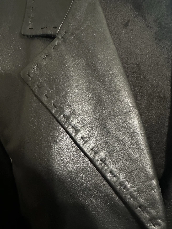 Abrigo grande de cuero negro Donald J Pliner Foto 3 de 4