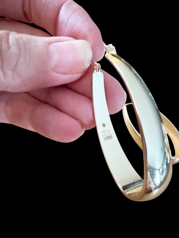 Bonitos pendientes de aro firmados por Robert Lee Morris Soho en tono dorado Foto 2 de 3