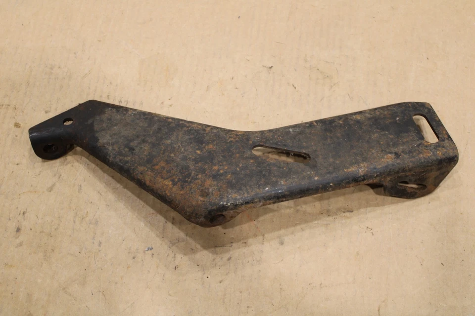 Buick Lesabre/Wildcat/Electra 1969 parachoques delantero derecho soporte GM # 1386432 Foto 2 de 4