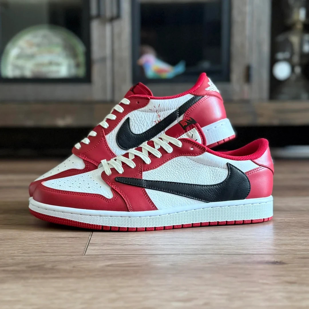 US 10 - Jordan 1 Retro OG SP x Travis Scott Low "Chicago" image 3