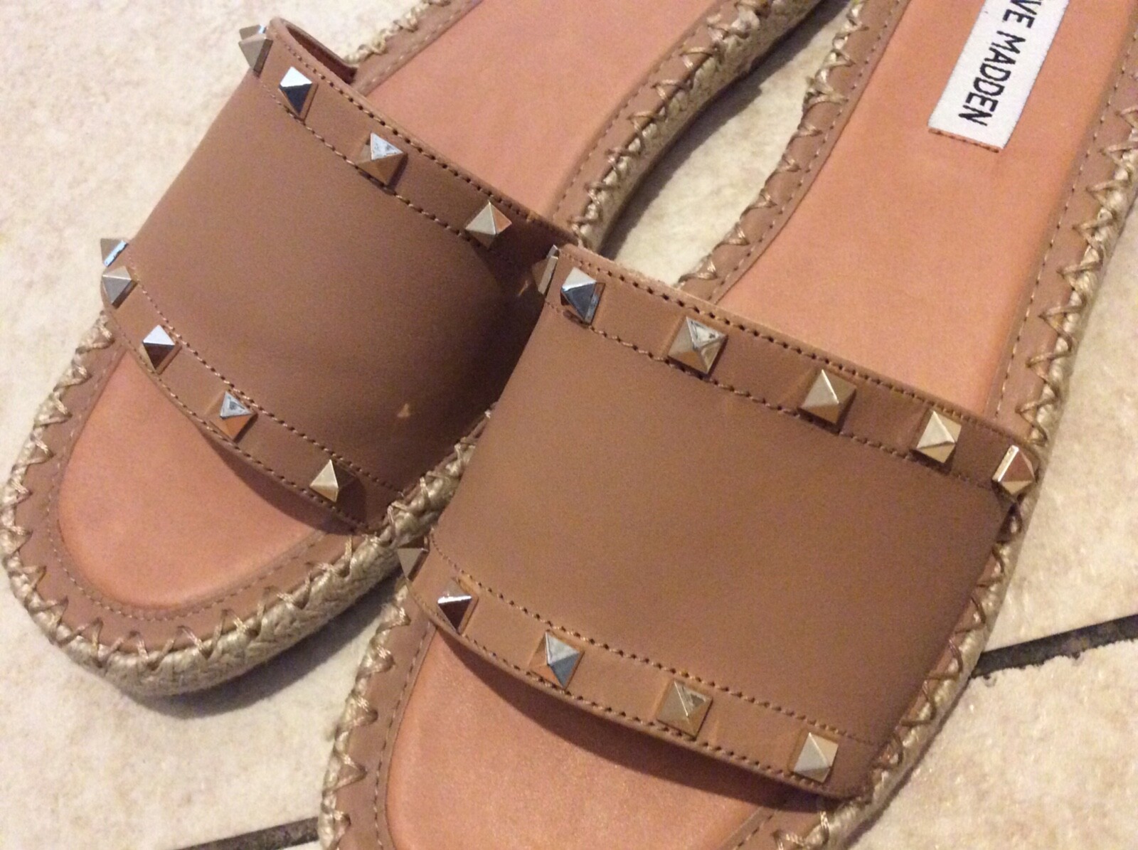 PANTOFOLA D’ORO Scivoli donna Steve Madden Serafina marrone chiaro con disegno impreziosito oro