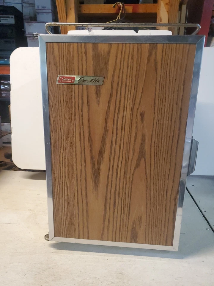 ¡Clásico vintage! en el estilo de una mini nevera resistente Coleman convertible refrigerador Foto 2 de 4