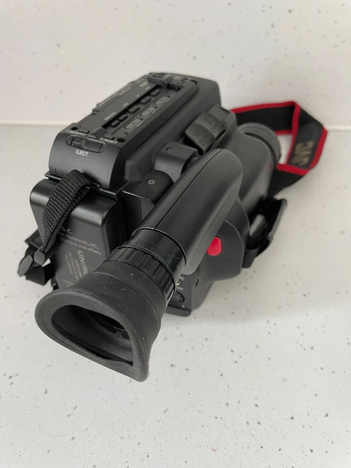 VC GR-AX5E Compact VHS-C Camcorder – Untested / Spares or Repairs - Image 3 of 4