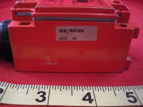 Interruptor límite de seguridad Telemecanique XCS-L785F3 XCS-L XCSL785F3 enclavamiento nuevo Nnb - Imagen 5 de 5