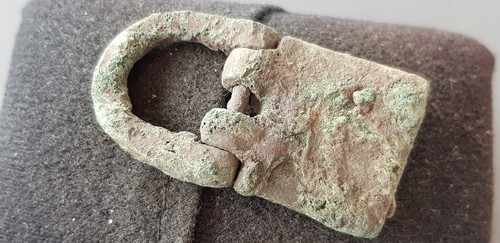 Very rare early 1st to 3rd Century Roman copper alloy buckle with plate. L7u