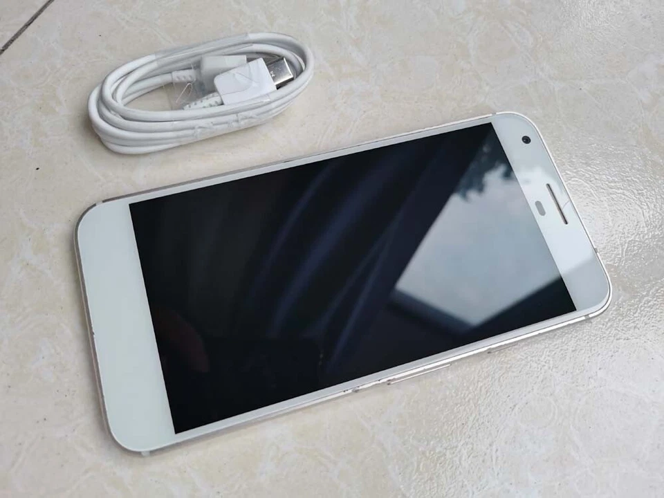 Google Pixel XL - Android - Unlocked 4G - 12.3MP - 4+32GB - 5.5" Smartphone - Image 2 of 4