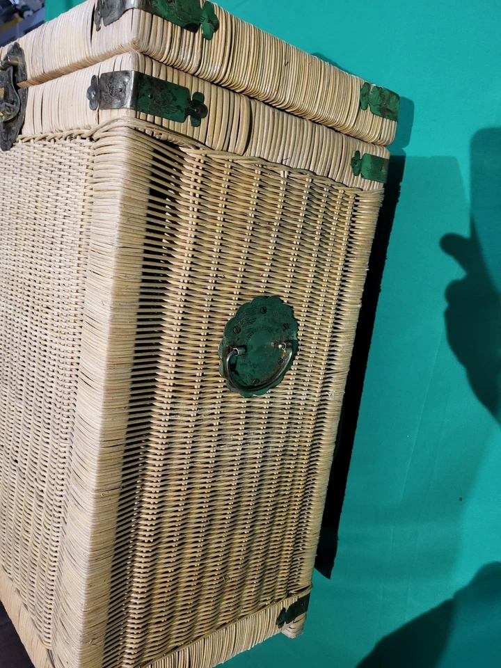 Baúl estilo chinoiserie de mimbre y latón vintage de finales del siglo XX. Foto 2 de 4