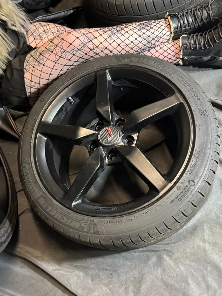 Orig. Corvette C7 5 Speichen vorn 8,5 x 18 Zoll hinten 10 x 19 Zoll Sommerreifen - Bild 3 von 4