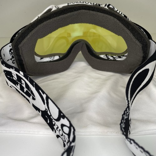 Oakley A-Frame 2.0 Schneebrille Black & White Newspaper, Yellow Iridium Lens - Bild 5 von 7