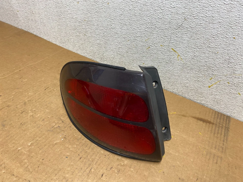 Luz trasera izquierda del lado del conductor Ford Taurus Wagon 1998-1999 sedán OEM N6220 DW Foto 2 de 4