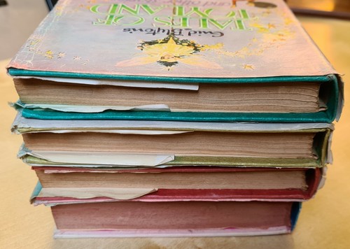 4 x 1960s Enid Blyton books 3 with dust covers. Water damage. Lovely display set - Picture 4 of 4
