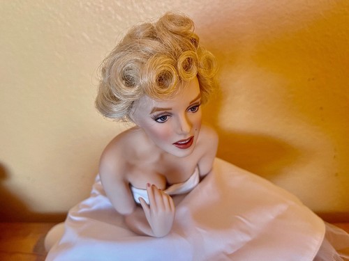 Franklin Mint Porcelain Marilyn Monroe Doll Sitting on a Satin Bench - Picture 7 of 7