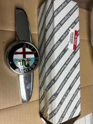 156045002 ALFA ROMEO 156 JTS FRT BONNET EMBLEM WITH CROME